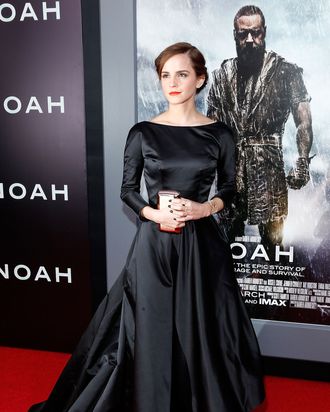 Emma Watson In Black: Sự Quyến Rũ Tối Giản