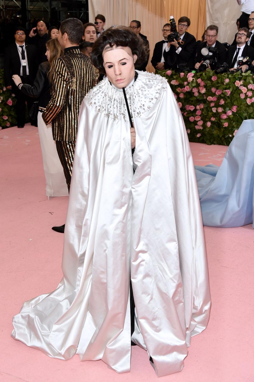 Ezra Miller Wore Multiple Sets Of Eyes For His Met Gala 2019 Makeup | Teen  Vogue