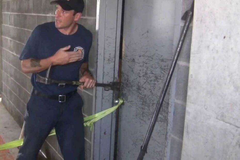 How Should Forcible Entry To Open A Door Begin