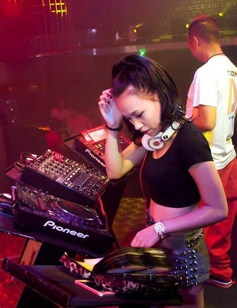 Dj Tít Xinh Trong Bả: Sắc Đẹp Và Âm Nhạc Hòa Quyện